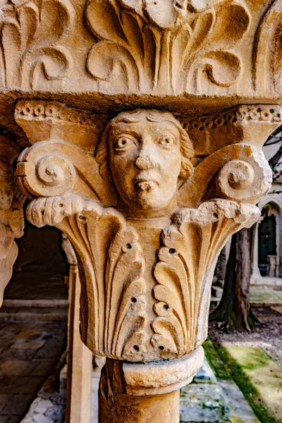 Romaanse hoofdstad in Cloisters kerk van Saint Trophime Cathedral in Arles. — Stockfoto