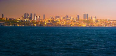 İstanbul'da modern binaları ile kıyı kentleri manzarasına karşı Dolmabahçe sarayı