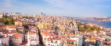 Gün batımında İstanbul, Türkiye. İstanbul silueti gün ışığında. Boğaz kıyısındaki İstanbul binalarının havadan panoramik görünümü. Yazın İstanbul'un güneşli şehir manzarası.