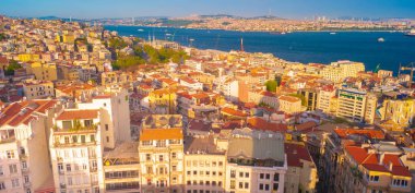 Gün batımında İstanbul, Türkiye. İstanbul silueti gün ışığında. Boğaz kıyısındaki İstanbul binalarının havadan panoramik görünümü. Yazın İstanbul'un güneşli şehir manzarası.