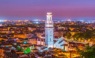 İtalya Verona'da Katedrali beyaz çan kulesi gün batımında.