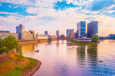 Düsseldorf'ta geceleri Rhein Nehrinin renkli bahar gün batımı. Nordrhein-Westfalen, Almanya, Avrupa.
