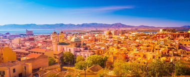 Cagliari'de gün batımı, eski şehrin panoraması, Sardunya Adası, İtalya