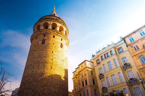 Galata Tower och gatan i gamla stan i Istanbul, Turkiet — Stockfoto