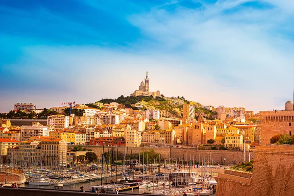 Panoramatický pohled na baziliku Notre Dame de la Garde a starý přístav v Marseille, Francie — Stock fotografie