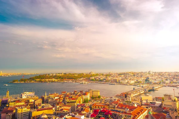 Haliç'teki Galata Köprüsü, Galata Kulesi'nden görüleceği gibi. Alacakaranlıkta, Türkiye, İstanbul.