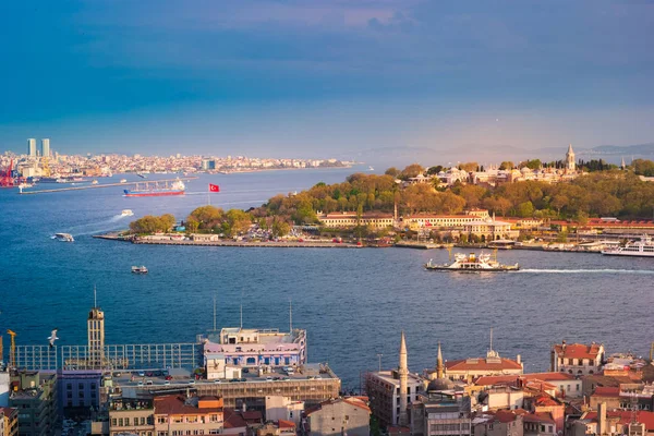 Cuerno de Oro y Palacio Topkapi Estambul, Turquía . — Foto de Stock