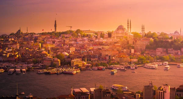 Istanbul, Törökország. A kikötői kikötő és a Boszporusz folyón lefelé közlekedő hajókkal szemben az isztambuli (Törökország). — Stock Fotó