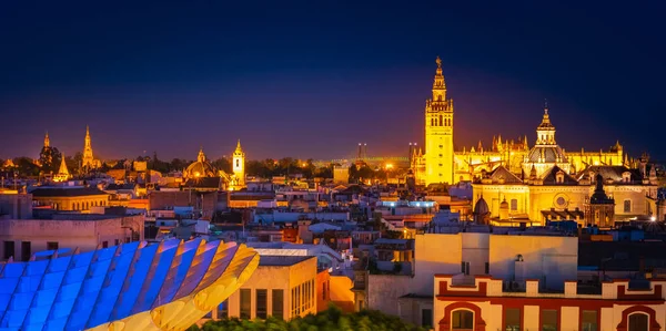 Sevilla, España skyline en el Casco Antiguo . — Foto de Stock