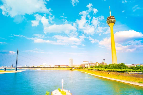 Blauwe hemel met wolken op zomer in Düsseldorf. Duitsland, Europa. — Stockfoto