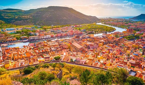 Vista dall'alto sul comune di Bosa, provincia di Oristano, Sardegna, Italia . — Foto Stock