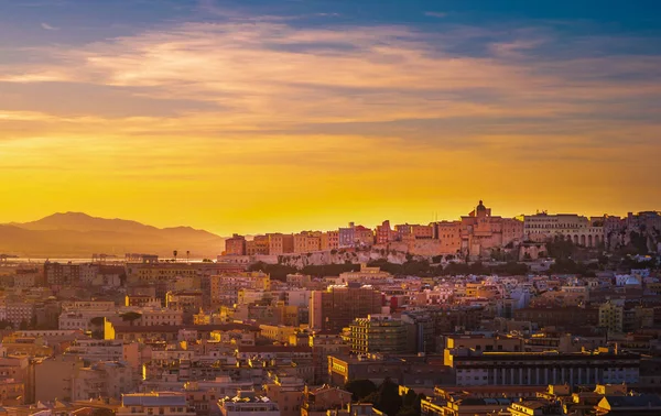 Puesta de sol en Cagliari, panorama del centro histórico de la ciudad, Isla de Cerdeña, Italia —  Fotos de Stock