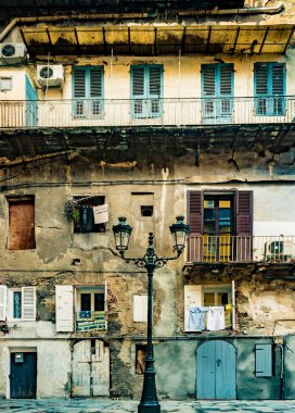 Avrupa'da eski duvara karşı Vintage fener. Dokulu cepheli güzel sokak fotoğrafı.