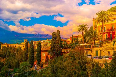 Taormina pictoresque kasabasında panoramik görünümü, Sicilya, İtalya