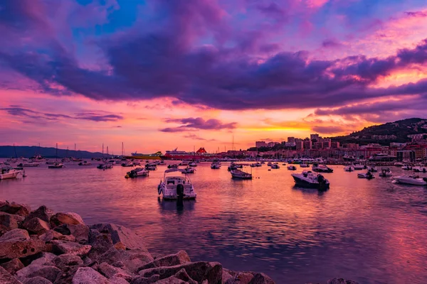 La noche en Ajaccio, horizonte de la gran ciudad, Córcega, Francia . — Foto de Stock