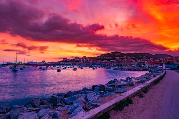 La noche en Ajaccio, horizonte de la gran ciudad, Córcega, Francia . — Foto de Stock