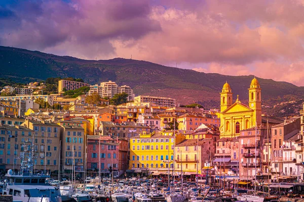 Bastií v centru města při západu slunce, majáku a přístavu. Korsika, Francie, Evropa. — Stock fotografie