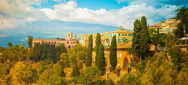 Panoramatický výhled na obrazové město Taormina, Sicílie, Itálie — Stock fotografie