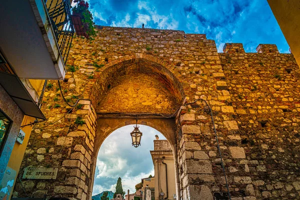 Puerta medieval de la ciudad que conduce al casco antiguo de Taormina en Sicilia, Italia — Foto de Stock