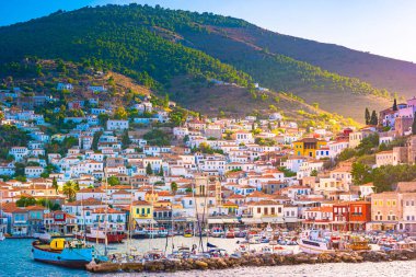 Yunan adası Idra panoramik görünümü, yaz gününde Hydra