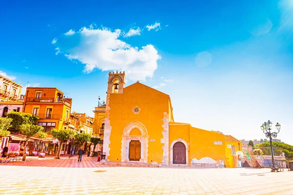 Ochtend panoramisch uitzicht op het centrale plein van Taormina Taormina, Sicilië, Italië — Stockfoto