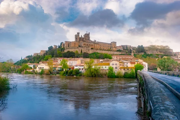 Panoramic view at the Old Bridge over Orb river with Cathedral in Beziers — Stock Photo, Image