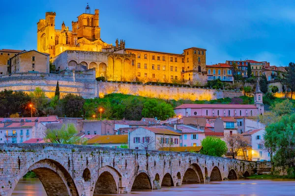 Catedral e Pont Vieux à noite. Beziers. — Fotografia de Stock