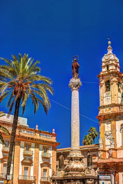 Обелиск Колонна делл Иммаколата на площади Сан Доменико в Палермо, Сицилия, Италия . — стоковое фото