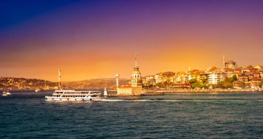 İstanbul Türkiye'de Kız Kulesi ve Eski Şehir Silueti