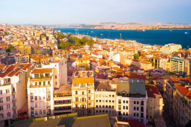 Gün batımında İstanbul, Türkiye. İstanbul silueti gün ışığında. Boğaz kıyısındaki İstanbul binalarının havadan panoramik görünümü. Yazın İstanbul'un güneşli şehir manzarası.