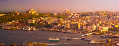 Haliç'teki Galata Köprüsü, Galata Kulesi'nden görüleceği gibi. Alacakaranlıkta, Türkiye, İstanbul.