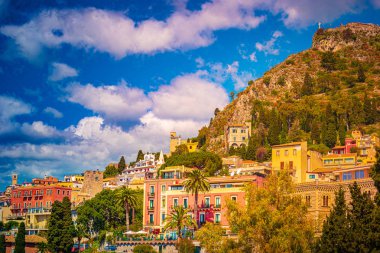Taormina pictoresque kasabasında panoramik görünümü, Sicilya, İtalya