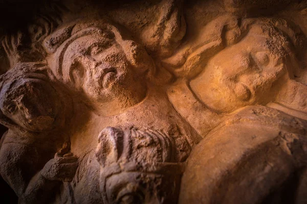Romaanse hoofdstad in Cloisters kerk van Saint Trophime Cathedral in Arles. — Stockfoto