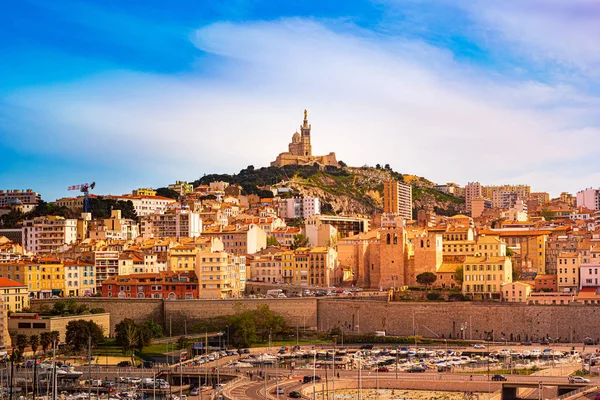 Luchtfoto panoramisch uitzicht op de basiliek van Notre Dame de la Garde en oude haven in Marseille, Frankrijk — Stockfoto