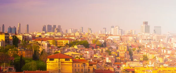 Istanbul při západu slunce, Turecko. Istanbulský Panorama na slunci. Vzdušný panoramatický výhled na istanbulské budovy na Bosphorských březích. Slunné Cityv Istanbulu v létě. — Stock fotografie