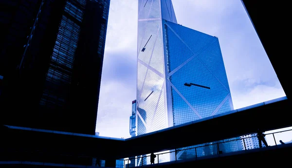 Modrá skleněná okna moderní kancelářské budovy, diagonální perspektivy — Stock fotografie