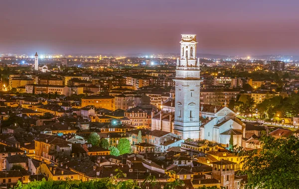 白い鐘楼イタリアのヴェローナ大聖堂の夕暮れ. — ストック写真
