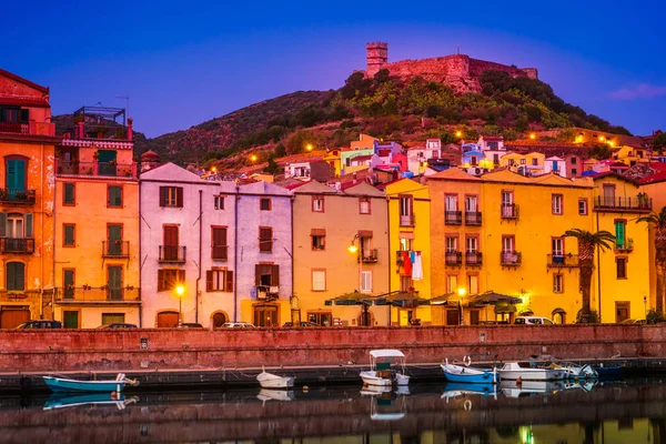 Pohled na barevné domy a hradem v pozadí v městě Bosa, Sardinie, Itálie. — Stock fotografie