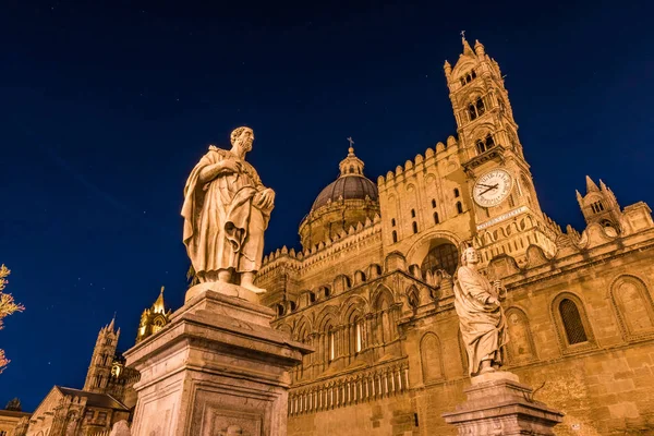 Чудовий нічний погляд історичного собору Палермо в золотому світлі — стокове фото