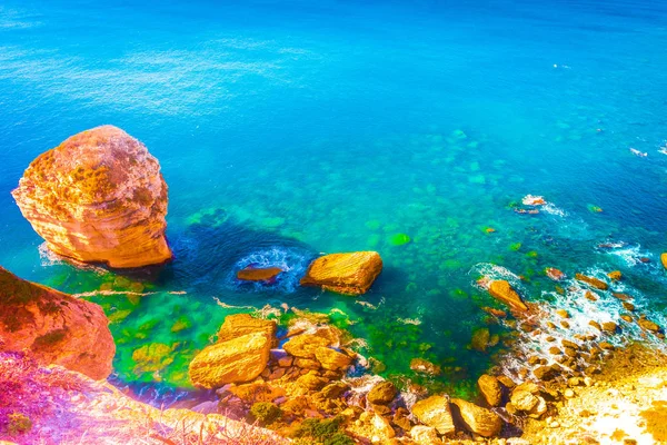 Paisaje cerca de Bonifacio, Córcega, Francia. En primer plano la roca llamada El grano de arena — Foto de Stock