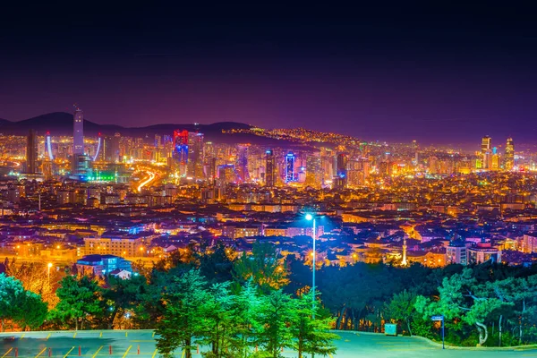 Fotografía de Kadikoy y el condado de Atasehir tomada por la noche desde la colina de Camlica, Estambul, Turquía —  Fotos de Stock