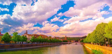 Verona, İtalya. Adige nehrinin manzaralı panoramik manzarası