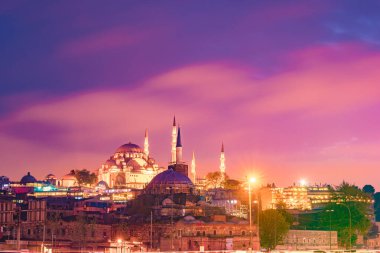 Gece Süleymaniye Camii dramatik gökyüzüne karşı. Istanbul 'un üçüncü Tepesi 'nde bulunan Osmanlı imparatorluk Camii.