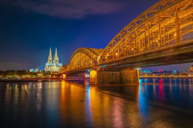 Kolner Dom Katedrali ile birlikte Hohenzollern Köprüsü 'nün arkasında Köln Kol şehrinde akşam sahnesi
