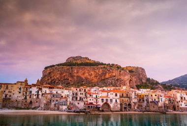 Güzel Cefalu, Sicilya, İtalya 'da, Tyrhenian Denizi kıyısındaki şaşırtıcı eski evler.