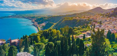 Sicilya, İtalya 'daki Taormina, Giardini Naxos ve Etna Dağı' nın panoramik görüntüsü.