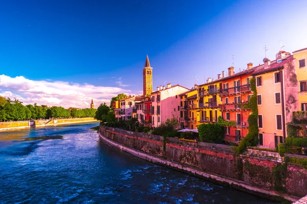 Verona, Italia. Una vista panorámica del río Adigio — Foto de Stock