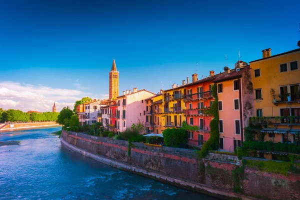 Verona, Itália. Uma vista panorâmica panorâmica panorâmica do rio de Adige — Fotografia de Stock