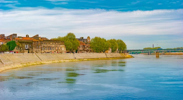 Rzeki Rodanu w Arles z widokiem na stare miasto. Buches du Rhone — Zdjęcie stockowe
