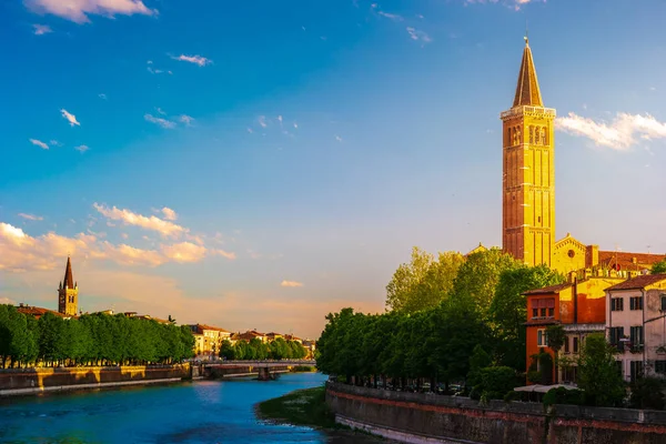 Verona, Itália. Uma vista panorâmica panorâmica panorâmica do rio de Adige — Fotografia de Stock